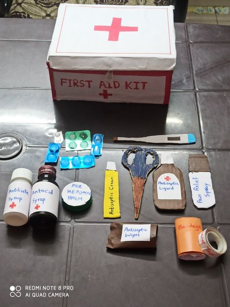 Hospital Crafts For Kids, First Aid Box Diy, First Aid Box Ideas, First Aid Kit Aesthetic, First Aid Kit Diy, First Aid Kit For Kids, Tlm Ideas, Kids Doctor Kit, First Aid Kit Box