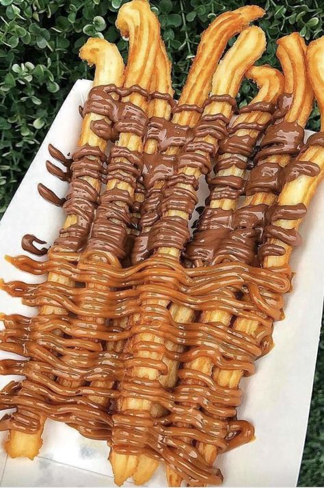 Churro Aesthetic, Calorie Calculator, Junk Food Snacks, Yummy Comfort Food, Sweet Snacks Recipes, Think Food, Delicious Snacks Recipes, Buffet Food, Food Goals