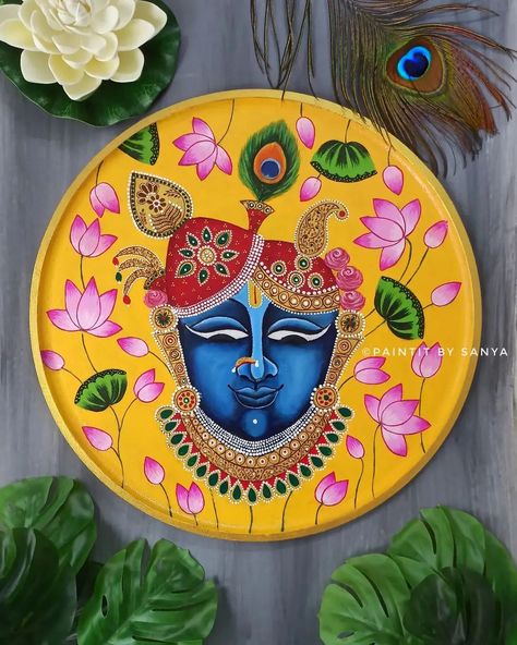 Shrinathji Face Painting, Pichwai Paintings Canvas, Pichwai Shrinathji Painting, Shreenathji Rangoli Design, Shrinathji Pichwai Paintings, Krishna Pichwai Painting, Pichwai Art Paintings, Round Paintings, Spiritual Art Painting