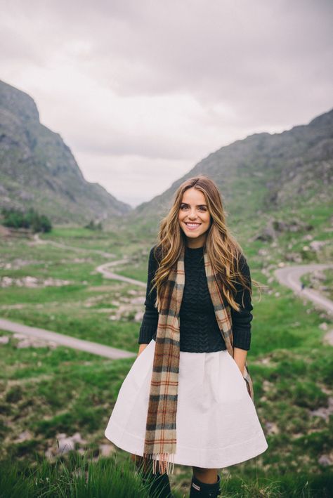 Scotland Outfit, Gap Of Dunloe, Scarf Skirt, Julia Berolzheimer, Gal Meets Glam, Outfit Fall, Dress Inspiration, Thanksgiving Outfit, White Skirt