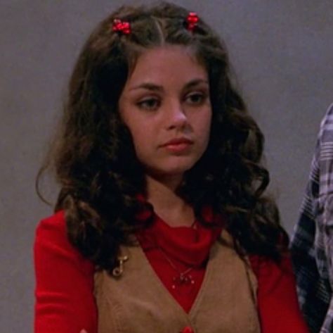 Bouffant Bun, Impatiently Waiting, 90s Grunge Hair, 90’s Hairstyles, Hair Clips 90s, 80s Hair, 90s Hairstyles, That 70s Show, Mila Kunis