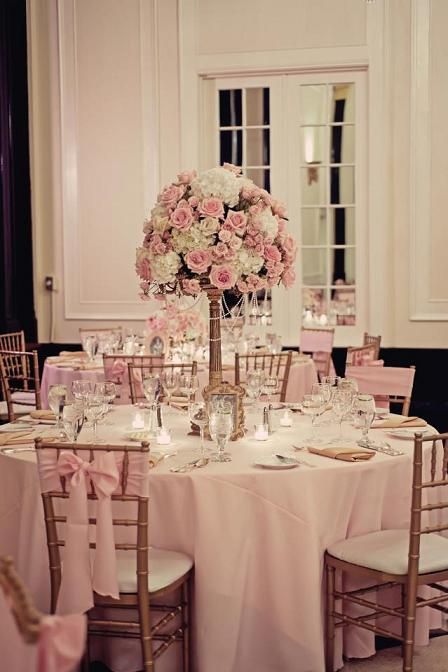 Blush Sage And Gold Wedding Centerpieces, Pink And White Wedding Table Decor, Pink Flower Arrangements Wedding, Quince Flower Centerpieces, Pink And White Decorations Party, Pink And White Quince, Pink Centerpieces Quinceanera, White Gold And Pink Wedding, Quince Table Decorations