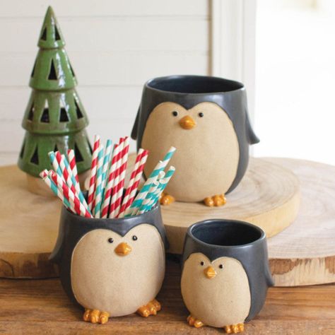 Ceramic Penguin Pottery, Penguin Ceramics, Fun Pottery Ideas, Small Ceramic Projects, Ceramic Cup Ideas, Pottery Penguin, Penguin Ceramic, Animal Ceramics, Animal Pottery