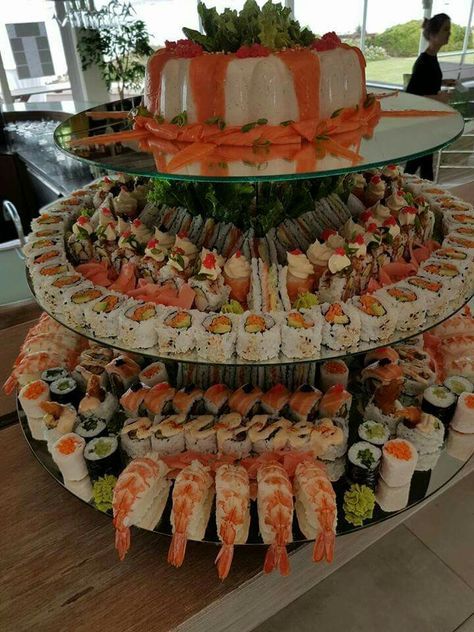 Sushi cake Sushi Wedding, Catering Food Displays, Sushi Cake, Salmon Sashimi, Sushi Platter, Sushi Party, Party Food Buffet, Catering Ideas Food, Sushi Art