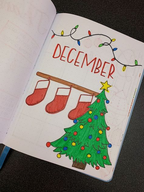 Planer Ideas December, December Drawings Easy, Crismas Drawings Ideas Cute Easy, December Drawings Ideas, Easy Things To Draw For Christmas, December Journal Page, December Whiteboard Ideas, Christmas Poster Drawing, December Bujo Cover Page