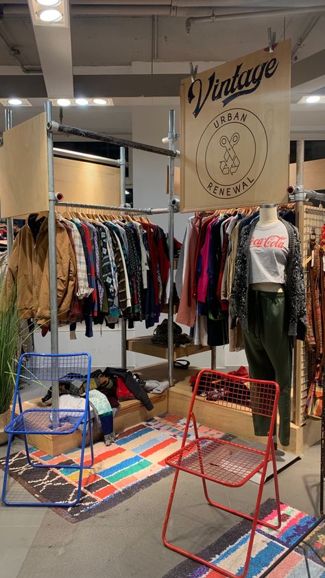 Vintage Clothing Pop Up, Thrift Booth Display Ideas, Pop Up Thrift Shop Ideas, Vendor Aesthetic, Vintage Clothing Booth, Pop Up Clothing Display, Clothing Booth Display Ideas, Anthropologie Store Display, Vendor Booth Display Ideas Clothing