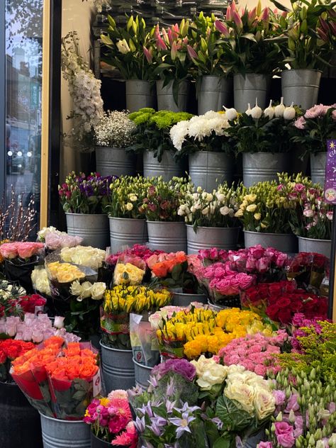 Flower Stall Aesthetic, Flower Boutique Aesthetic, Outdoor Flower Shop, Flower Market Display, Flower Market Stall, Small Flower Shop, Flower Stall, Flower Installation, Flower Shops