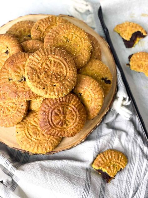 Ka’ik cookies also known as kaak Lebanese Kaak Recipe, Kaak Recipe, Turkish Spices, Arabic Dessert, Middle Eastern Desserts, Eid Food, Popular Cookies, Oven Baked Recipes, Arabic Sweets