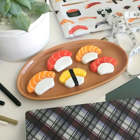 Clay Ideas Magnets, Fimo Magnets, Sushi Clay, Clay Sushi, Diy Clay Projects, Polymer Clay Magnet, Clay Diys, Clay Pins, A Lot Of Food