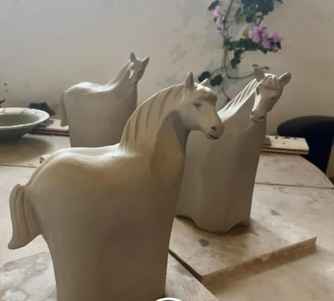 Ceramic Sculpture Figurative, Pottery Animals, Ceramic Art Sculpture, Horse Sculpture, Pottery Sculpture, Ceramic Animals, Equine Art, Ceramics Projects, Clay Art Projects