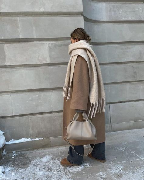 Beige Coat Scarf Outfit, Big Scarf Aesthetic, Cream Scarf Outfit, Beige Coat Outfit Winter, Big Scarf Style, Beige Coat Outfit, Shades Aesthetic, Scarf Aesthetic, Shoulder Bag Outfit