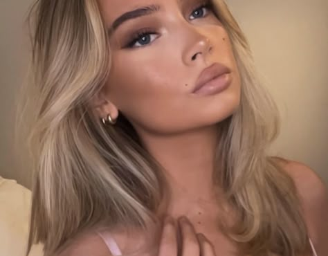 emma ellingsen girl aesthetic pfp icon Emma Ellingsen, Girl Aesthetic Pfp, Best Hair Dye, Prettiest Celebrities, Beauty Hair Makeup, Pretty Females, Aesthetic Pfp, Honey Blonde, Prom Makeup