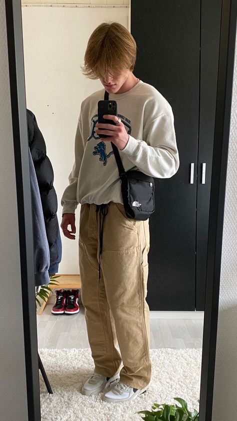 Tan Sweatpants Outfit Men, Tan Carpenter Pants Outfit Men, Kacki Pants Outfit Men, Beige Carhartt Pants Outfit, Baggy Khaki Pants Outfit Men, Utah Boy Style, Kacki Pants Outfit, Baggy Khaki Pants Outfit, Guys Sweatpants Outfit