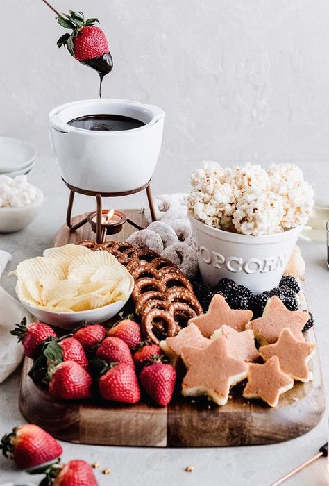 Chocolate Fondue Dessert Board -perfect for small family gathering Fondue Dessert, Chocolate Fondue Recipe, Dessert Board, Fondue Party, Dessert Platter, Fondue Recipes, Slow Cooker Desserts, Dessert Party, Snack Board