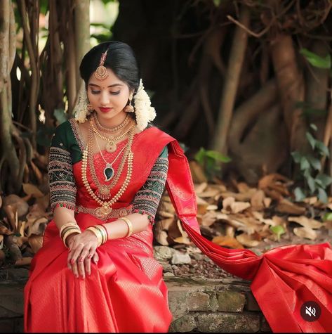 Red Muhurtham Saree, Red Saree With Contrast Blouse, Muhurtham Saree, Kerala Hindu Bride, Saree With Contrast Blouse, Kerala House, Latest Bridal Blouse Designs, Kerala Bride, New Saree Designs