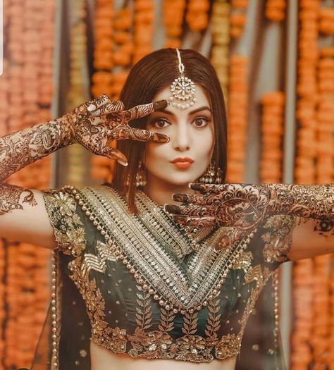 Pose For Mehndi Function, Mehandhi Bride Poses, Mehndi Rasam Photography, Mhendi Bride Pose, Mehndi Photography Bride, Dulhan Mehndi Photo Shoot, Mehadi Pose Bride, Mehndi Dulhan Poses, Mahndi Pic Wedding