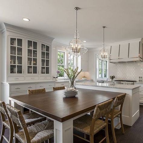 ❤ this table attached to the island. Instagram photo by @city_homes Kitchen Island With Table Attached, Kitchen Island Storage, Kitchen Table Lighting, Kitchen Island Dining Table, Unique Kitchen Design, Kitchen Table Makeover, Kitchen Island Dining Room, Custom Kitchen Island, Island Dining Room