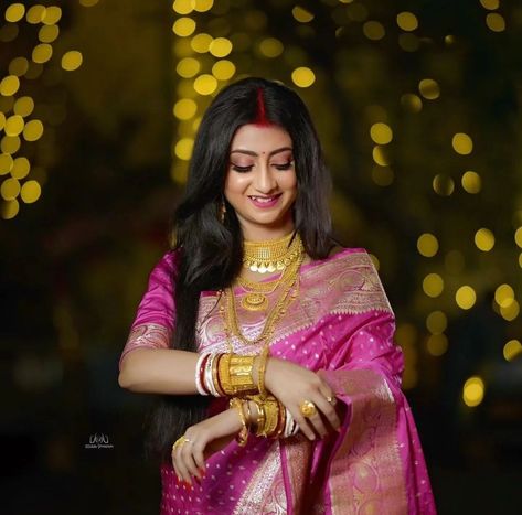 Reception Look Bride Indian Saree, Bengali Reception Bridal Look, Sabyasachi Bridal Red, Reception Saree Look, Bengali Bride Reception Look, Sabyasachi Bridal, Reception Saree, Indian Bride Makeup, Bengali Bridal Makeup