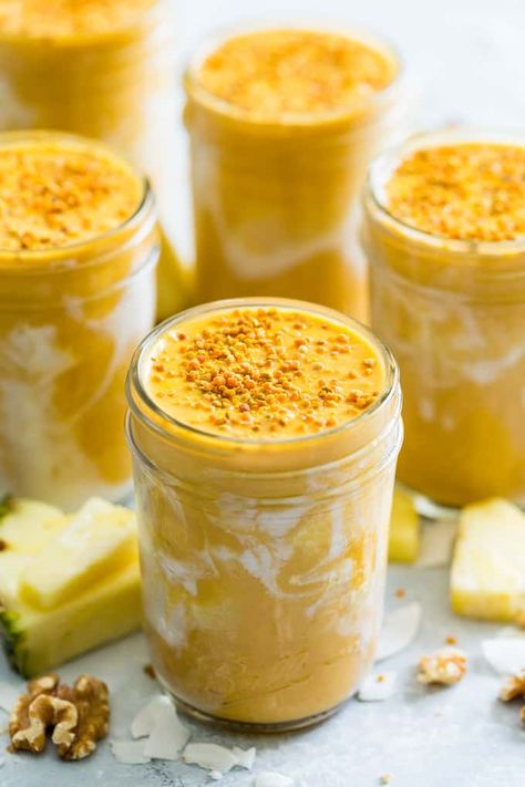 This Turmeric Morning Glory Smoothie takes advantage of the anti-inflammatory benefits of turmeric all while tasting like carrot cake! It's paleo, dairy free, clean eating, and gluten free. #smoothie #turmeric #paleo Turmeric Smoothie, Turmeric Recipes, Avocado Smoothie, Turmeric Benefits, Healthy Smoothie, Banana Smoothie, Diet Keto, Smoothie Drinks, Smoothie Recipes Healthy