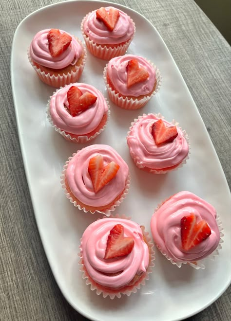 Vanilla Cupcakes Pink Frosting, Pink Cupcake Decorating Ideas, Pink Cupcakes Aesthetic, Pink Muffins, Valentines Day Cupcakes Ideas, Cute Cupcake Designs, Valentine Cupcakes, Baking Aesthetic, Adorable Food