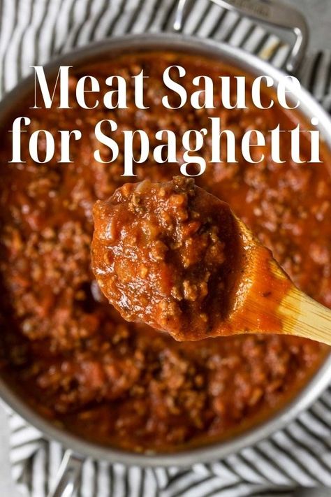 A really easy recipe for spaghetti with meat sauce. This is the perfect meat sauce recipe using jarred marinara sauce. Perfect family dinner. Meat Sauce For Spaghetti, Simple Meat Sauce, Ground Beef Spaghetti Sauce, Spaghetti With Meat Sauce, Spaghetti With Meat, Delicious Spaghetti, Pasta With Meat Sauce, Marinara Recipe, Simple Dinners