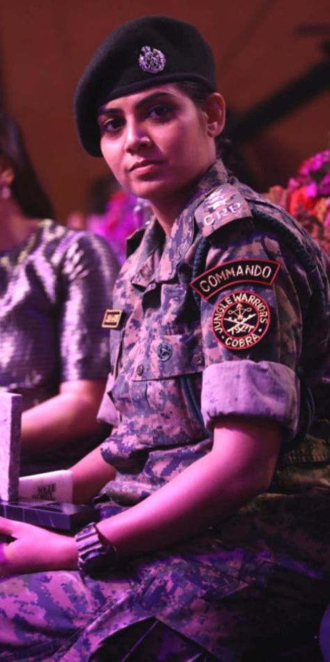 CRPF officer Usha Kiran who is also the 1st woman COBRA commando who walked the ramp at Vogue Woman Of The Year & received Young Achievers award for exemplary work.Usha Kiran is the youngest female CRPF officer to be a part of the COBRA, and is currently serving the volatile region of Bastar in Chhattisgarh.28-year-old Usha Kiran is an inspiration to many women who dream to serve their nation. Crpf India Army Wallpaper, Cobra Commando India, Crpf Cobra Commando, Crpf Photo, Crpf Uniform, Crpf India, India Army, Indian Army Special Forces, Army Drawing