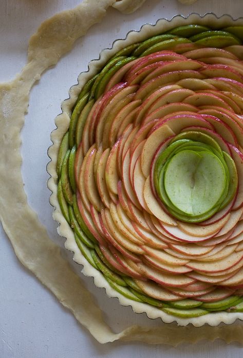 Rose Apple Pie with Bourbon Glaze // www.acozykitchen.com Rose Apple Pie, Unique Thanksgiving Desserts, Butter Pecan Pie, Popular Pies, Sweet Bourbon, Rose Apple, Bourbon Glaze, Thanksgiving Pies, Apple Roses