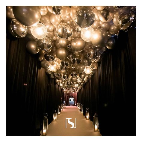 Sky_Production on Instagram: “POP and GLOW 🎈 What a way to enter! This welcoming hall ceiling was all covered with textured balloon art and custom made light…” Black Balloon Ceiling, Christmas Ceiling Installation, Balloon Filled Ceiling, Balloon Garland Ceiling, Event Balloon Decor, Party Hall Decor Ideas, Hall Decoration Ideas Party, Balloon Ceiling Decor, Balloon Ceiling Decorations