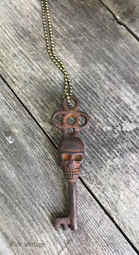 Antique Key Necklace, Key Decor, Antique Safe, Key Crafts, Key Necklace Vintage, Nail Cross, Skeleton Key Necklace, Old Keys, Old Key