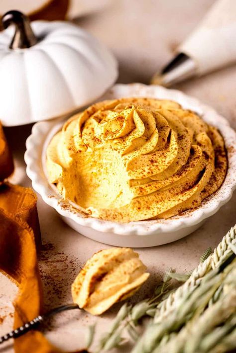 This pumpkin whipped cream is so easy to make and makes the perfect pie and drink topping Pumpkin Whipped Cream, Corn Fritter, Pumpkin Cake Pops, Chocolate Pumpkin Cake, Spiced Whipped Cream, Easy Pumpkin Dessert, Easy Crepe Recipe, Pumpkin Drinks, Pumpkin Cheesecake Bars