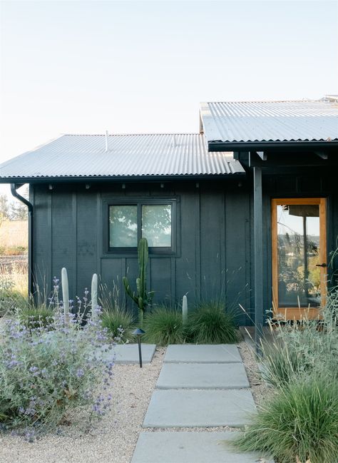 White Roof Black House, Black House With Tin Roof, Black House Roof Colors, Black House Tin Roof, Black House With Metal Roof, Houses With Tin Roofs, Black House Silver Metal Roof, Black House Metal Roof, Dark Grey Metal Roof