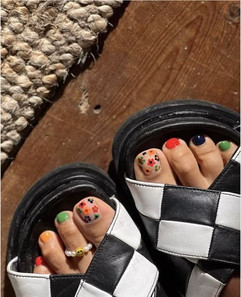 Funky Summer Nails, Cheap Nails, Red Press On Nails, Hang Nguyen, Feet Nail Design, Summer Pedicure, Confetti Nails, Funky Nail Art, Gel Toe Nails