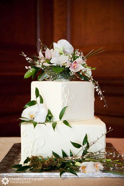 Wedding Cake Flowers Simple, Wedding Cakes Square, Cakes Square, Metallic Wedding Cakes, Gold Cake Topper Wedding, Cake With Flowers, Square Wedding Cakes, Wedding Cake Tops, Traditional Wedding Cakes