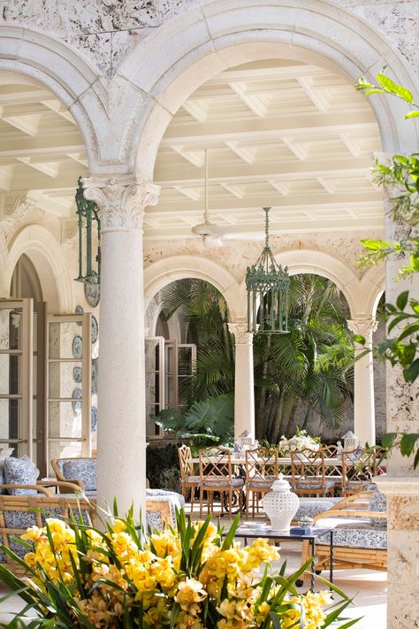 .Alfresco Palm Beach Chic, Palm Beach Style, Design Exterior, Tuscan Style, Beach Chic, Home Modern, Outdoor Dining Area, Outdoor Rooms, 인테리어 디자인