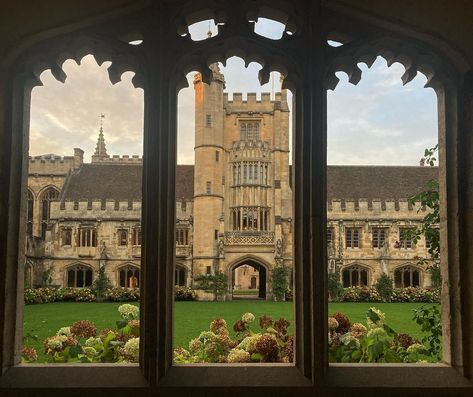 Becky | Oxford PhD student 📚 (@observingoxford) posted on Instagram: “This is a little throwback to autumn, but I thought my timeline needed a bit of brightening up! ☀️ 🍁 I’m obsessed with Magdalen College -…” • Dec 18, 2021 at 9:25am UTC Oxford University Colleges, Oxford University Vision Board, Oxford England University, Oxford University Students, Oxford University Students Life, Study Moodboard, Magdalen College Oxford, Magdalen College, Oxford Student