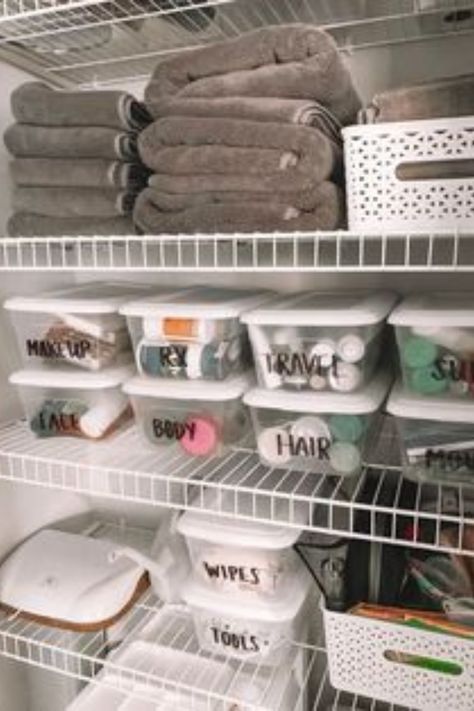 Creative Closet Organization, Organize Bathroom, Diy Bathroom Storage Ideas, Bathroom Linen Closet, Organiser Son Dressing, Organize Bathroom Countertop, Bathroom Closet Organization, Diy Bathroom Design, Creative Closets