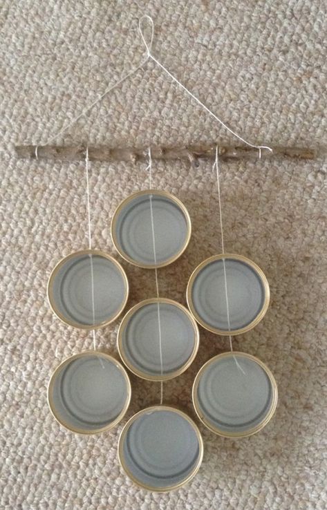 making wind chimes by upcycling cat food cans Cat Food Can Crafts Ideas, Cat Food Tins Crafts, Cat Food Cans Crafts, Upcycle Cat Food Cans, Cat Food Cans Repurpose, Cat Food Can Crafts, Wind Chimes Homemade, Can Lids, Tin Can Art