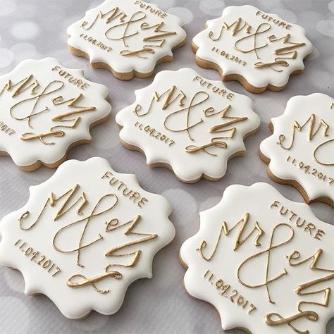 The Most Adorable Wedding & Engagement Cookies For Your Sweet Tooth - Wilkie: Send out cookies as save the dates for a treat your guests will love! Engagement Party Cookies, Cheap Decorations, Wedding Cookies Decorated, Decorations Engagement, Engagement Cookies, White And Gold Wedding, Cookie Wedding Favors, Ballon Party, Engagement Dinner