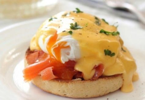 7 Receitas de ovos benedict para uma refeição reforçada - receita de ovos benedict tradicional  #Receitas #DicasOnline #Dicas Egg Muffins Breakfast Healthy, Smoked Salmon And Eggs, 200 Calorie Meals, Ideas For Breakfast, Mexican Breakfast Recipes, Healthy Breakfast Muffins, Eating Bananas, Breakfast Eggs, Breakfast On The Go