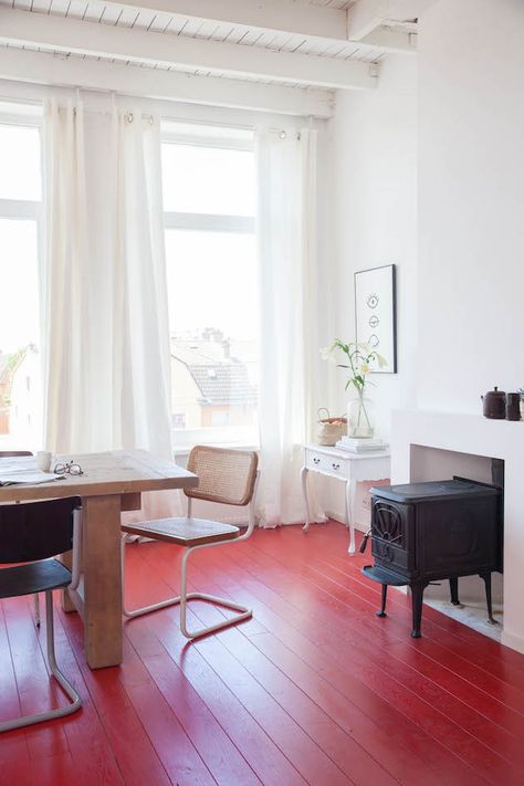 Red Floors, Painted Wooden Floors, Urban House, Painted Wood Floors, Red Floor, Country Porch, Casa Vintage, Eclectic Bedroom, Red Rooms