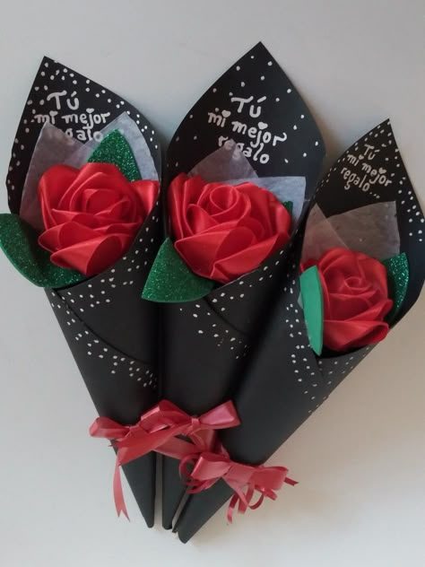 Rosas eternas de tela individuales #rosas #listondetela Made Flowers Paper Hand, Birthday Gift Craft Ideas For Boyfriend, Ideas Para Vender En San Valentin, Ideas De San Valentin, Paper Peonies Tutorial, Ribbon Rose Bouquets, Ribbon Crafts Diy, Birthday Gifts For Boyfriend Diy, Paper Flower Decor