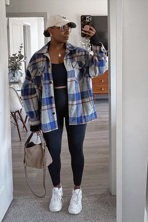 Athleasure Work Outfits, Styling Plaid Shirts Women, Shakets Women Outfits, Uk Winter Outfits Women, Outfits With Plaid Shirts Flannels, Sporty Casual Outfits For Women, Feminine Athleisure Style, Relax Outfits Women, Uk Style Woman Outfits