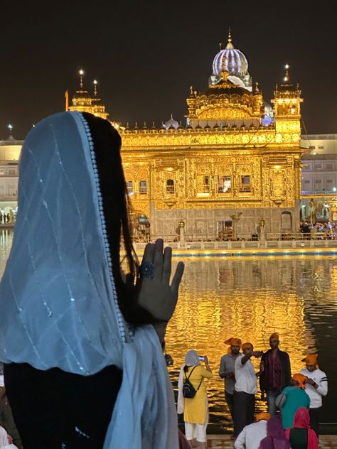 Golden Temple Couple Photography, Amritsar Photo Ideas, Gurudwara Snap, Gurudwara Photography, Sisters Photoshoot Poses, Couple Pregnancy Photoshoot, Dark Beauty Photography, Temple Photography, Beautiful Eyes Pics