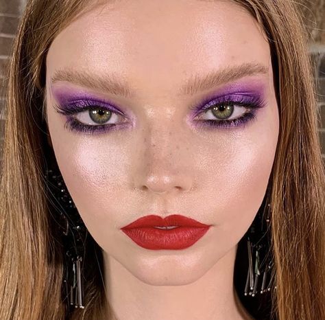 1980 Makeup, Fun Makeup Looks, Retro Makeup Looks, Purple Makeup Looks, Statement Makeup, Pastel Eyeshadow, Holiday Makeup Looks, Purple Eye Makeup, Fun Makeup