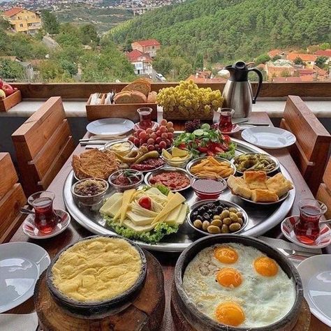 Easy Healthy Food, Lebanese Breakfast, Amazing Food Platters, Food Set Up, Healthy Food Ideas, How To Eat Healthy, Catering Ideas Food, Food Displays, Food Choices