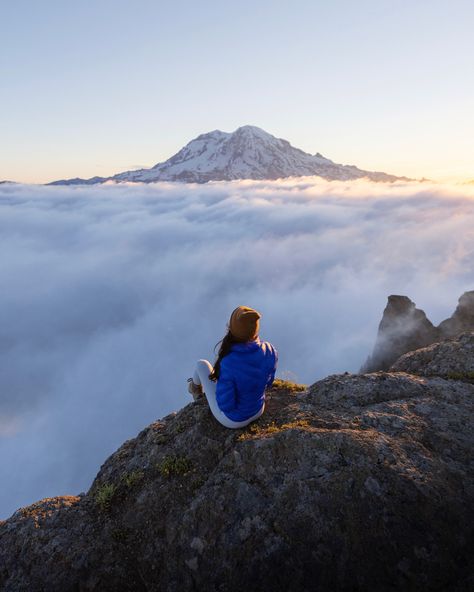 Woke up at 3am to chase a cloud inversion sunrise and views of mount rainier from high rock lookout trail on the outskirts of mt rainier national park in Washington Cloud Inversion, Winter Hiking Outfits, Outfit Winter Women, Washington Aesthetic, Pnw Mountains, Idaho Mountains, Mountains Montana, Women Hiking Outfit, Cold Weather Hiking