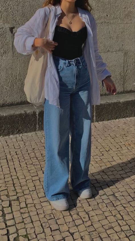 Baggy Denim Outfits Women, Baggy Jeans Outfit Women Aesthetic, Girly Baggy Jeans Outfit, Petite Baggy Outfit, Baggy Jeans For Short Women, Mommy Jeans Outfit, Bell Bottom Outfit Ideas, Outfit For Short Girl, Baggy Jeans Outfit Ideas