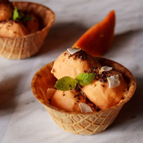 No Churn Papaya Coconut Ice Cream Papaya Ice Cream, 3 Ingredient Ice Cream, Natural Fitness, Coconut Milk Ice Cream, Vegan Ice Cream Recipe, Frozen Cheesecake, Yogurt Popsicles, Coconut Ice, Coconut Ice Cream