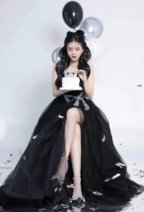 Sweet 17 Photoshoot, Dress Ultah, Birthday Concept Photoshoot, Birthday Poses With Cake, Debut Photoshoot Ideas, Classy Birthday Photoshoot Ideas, Birthday Photoshoot Dress, Birthday Photoshoot Black, Black Photoshoot