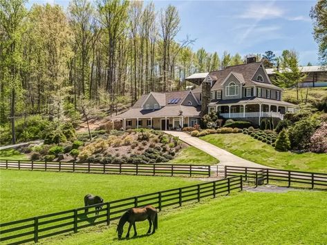 Farm Estate, Pretty Houses Aesthetic, House On Big Land, Big Country Homes, Houses Outside, Old Farmhouse Mansion, Farmhouse On A Hill, Houses With Horses, Farm Mansion